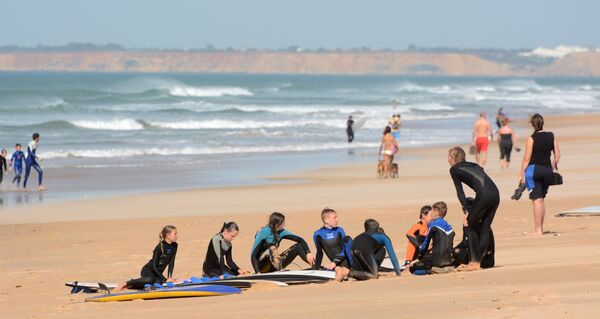 Surfkurs am Strand an einem der surfspots spanien