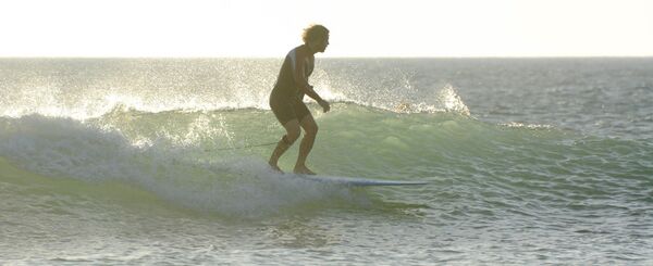 Kleine Welle an den surfspots spanien