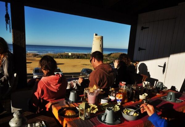 Frühstück auf der Terrasse des A Frame Surfcamp El Palmar