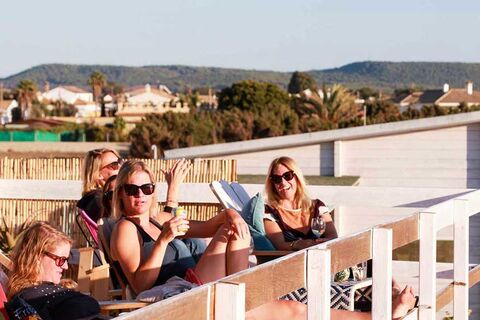 Terrasse auf dem Dach des Surf camps in Spanien