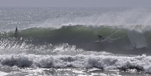 Grüne Wellen surfen bei den besten surfspots spanien