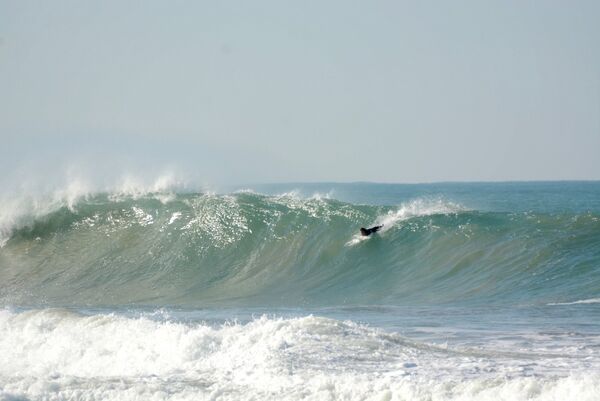 Gigantische Welle an einem der surfspots spanien