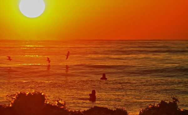 surfspots spanien mit Surfern im Sonnenuntergang