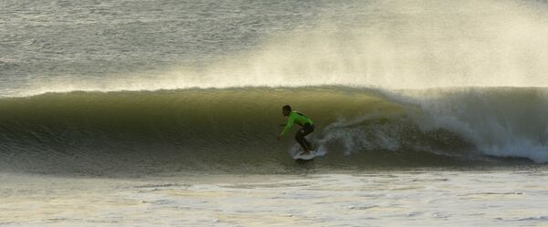 surfspots spanien mit Barrel und Surfer