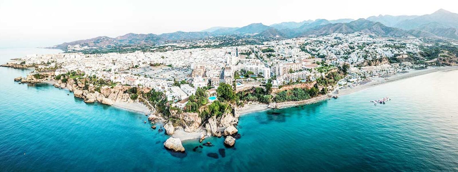 Nerja ist eine der schönsten Sehenswürdigkeiten in Andalusien für eine Rundreisen