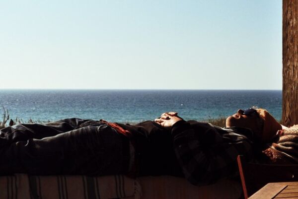 Relaxen in der Sonne, auf der Terrasse mit Meerblick vom A Frame Surfcamp