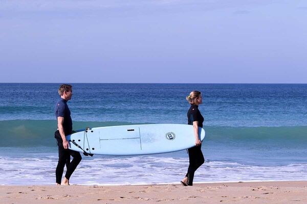 Surfkurse für Eltern und Kinder in Spanien