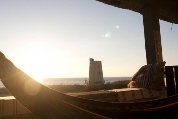 Meeresblick mit Sonnenstrahlen von der A Frame Surfcamp Terrasse