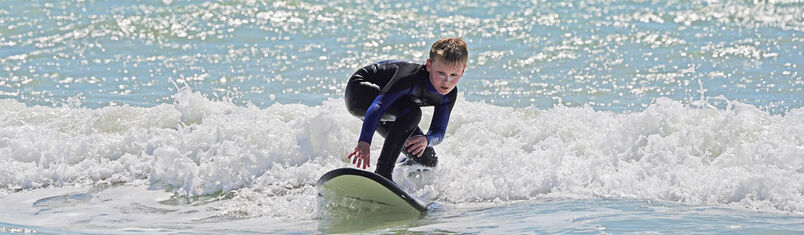 Surfkurse für Kinder beim Surfkurs im Familien Surfcamp