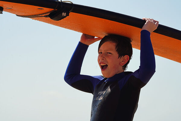 Surfbrett im Surfcamp für Familien
