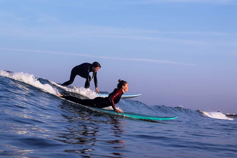 Mit den Wellenreiten Regeln im Line-up surfen