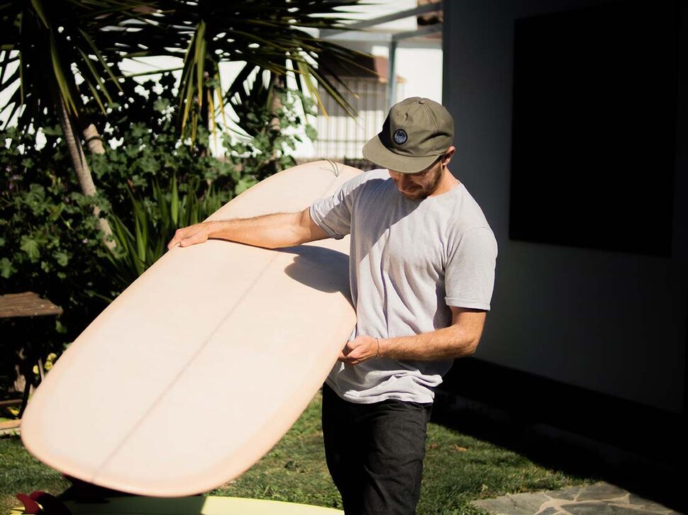 Surfboard design Experte mit einem Longboard und soften Rails