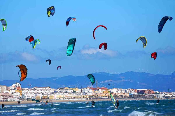 Tarifa ist nicht weit vom A Frame Surfcamp Andalusien und beliebt bei Kitesurfern