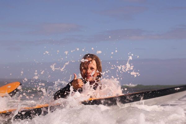 So viel Spaß macht Surfen im Surfcamp für Familien in Spanien