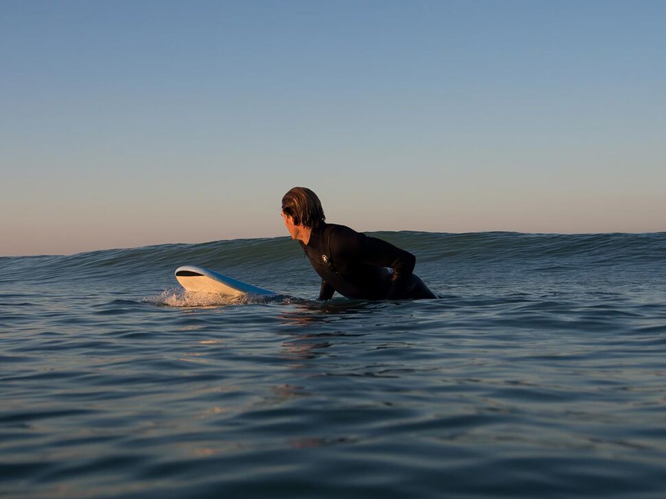 Im Surfkurs für Anfänger lernst du, grüne Wellen zu surfen.