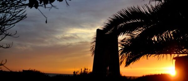 el palmar turm im sonnenuntergang gegenüber vom A Frame Surfcamp