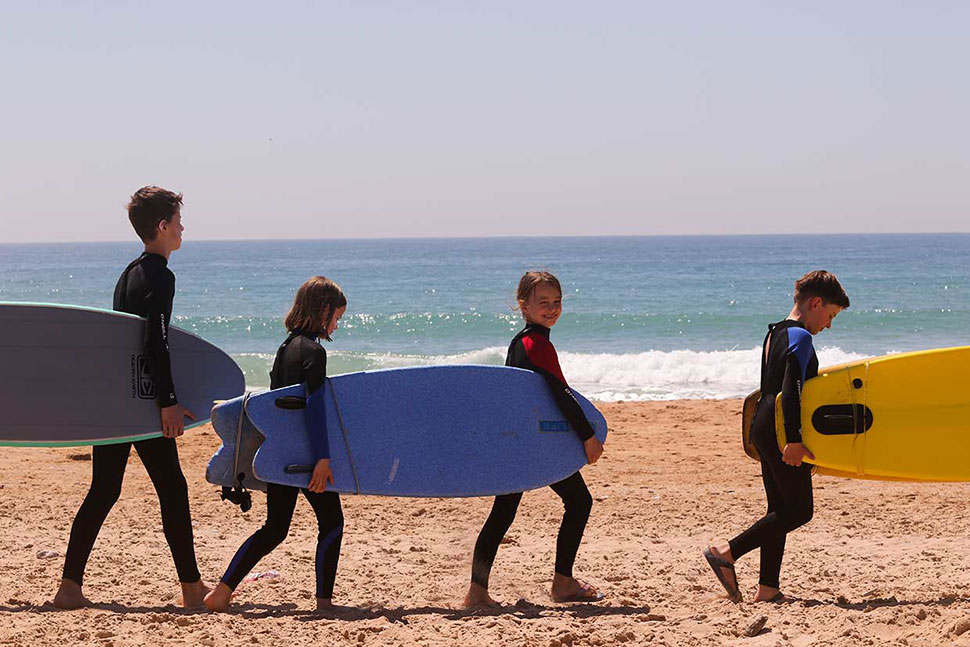 Kinderyoga hilft beim Surfen lernen