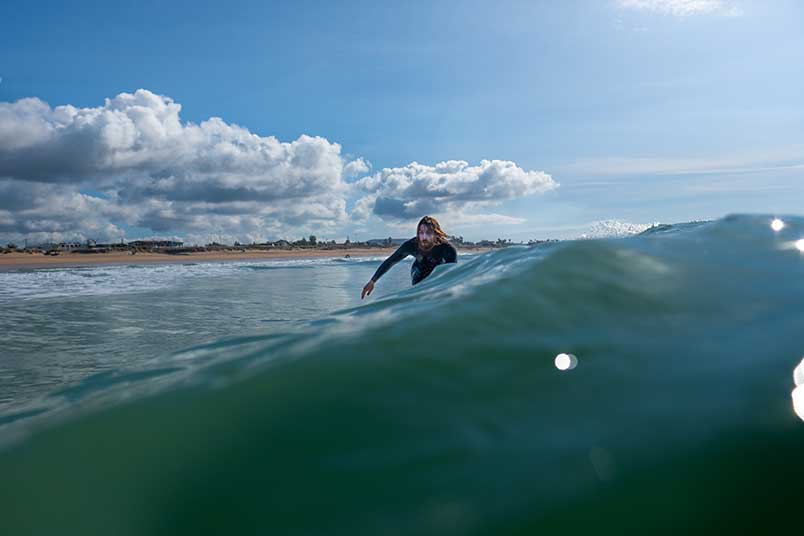 Surfer auf Welle in Spanien