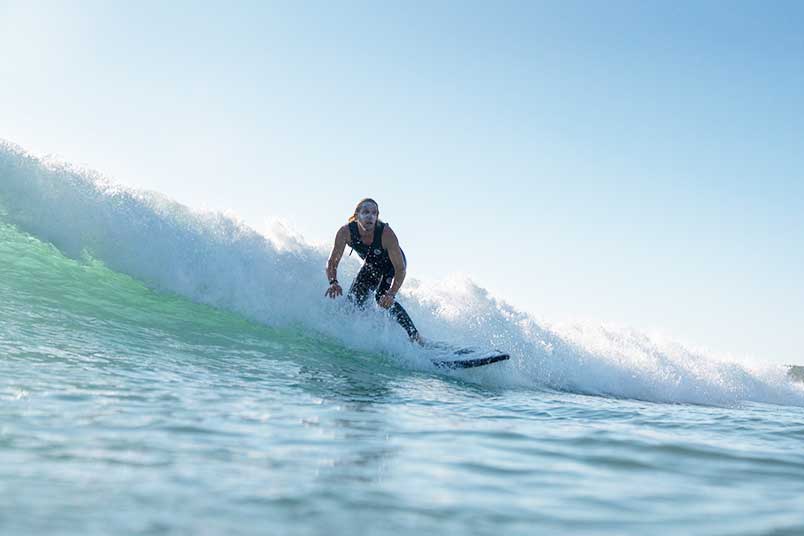 Surfer surft grüne Welle