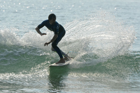 Surfer im Fortgeschrittenen Surfkurs