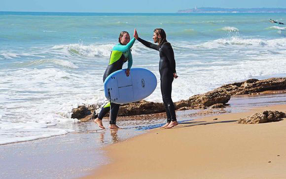 Surflehrer und Surfschüler in Spanien