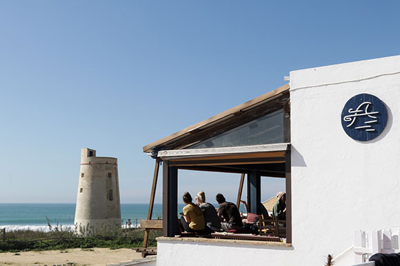 Terrasse des A-Frame Surfcamp in Andalusien