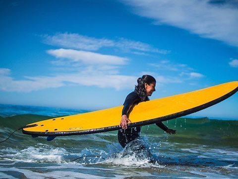 In deinem Yoga Urlaub an einem Surfkurs teilnehmen