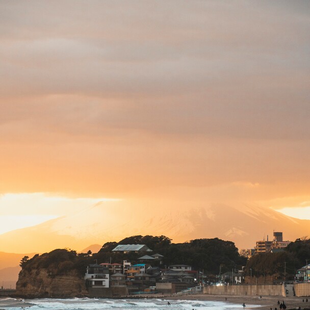 Ältester Surfer der Welt am japanischen Strand bei Sonnenuntergang