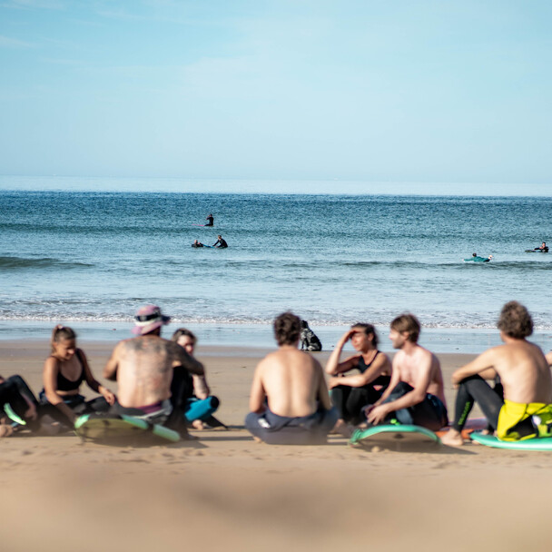Im Surf-Unterricht lernst du beides: Duck Dive und Turtle Roll