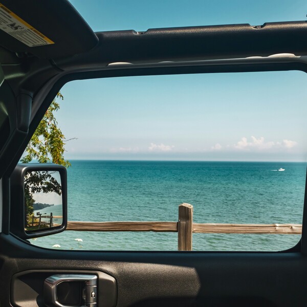 Blick aus dem Beifahrerfenster auf Strand und Meer