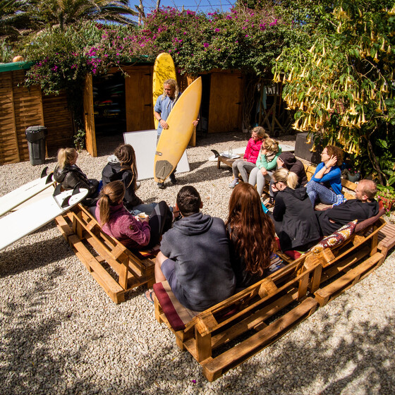In Conil Surfen mit Surf-Theorie im Innenhof des A-Frame Surfcamps