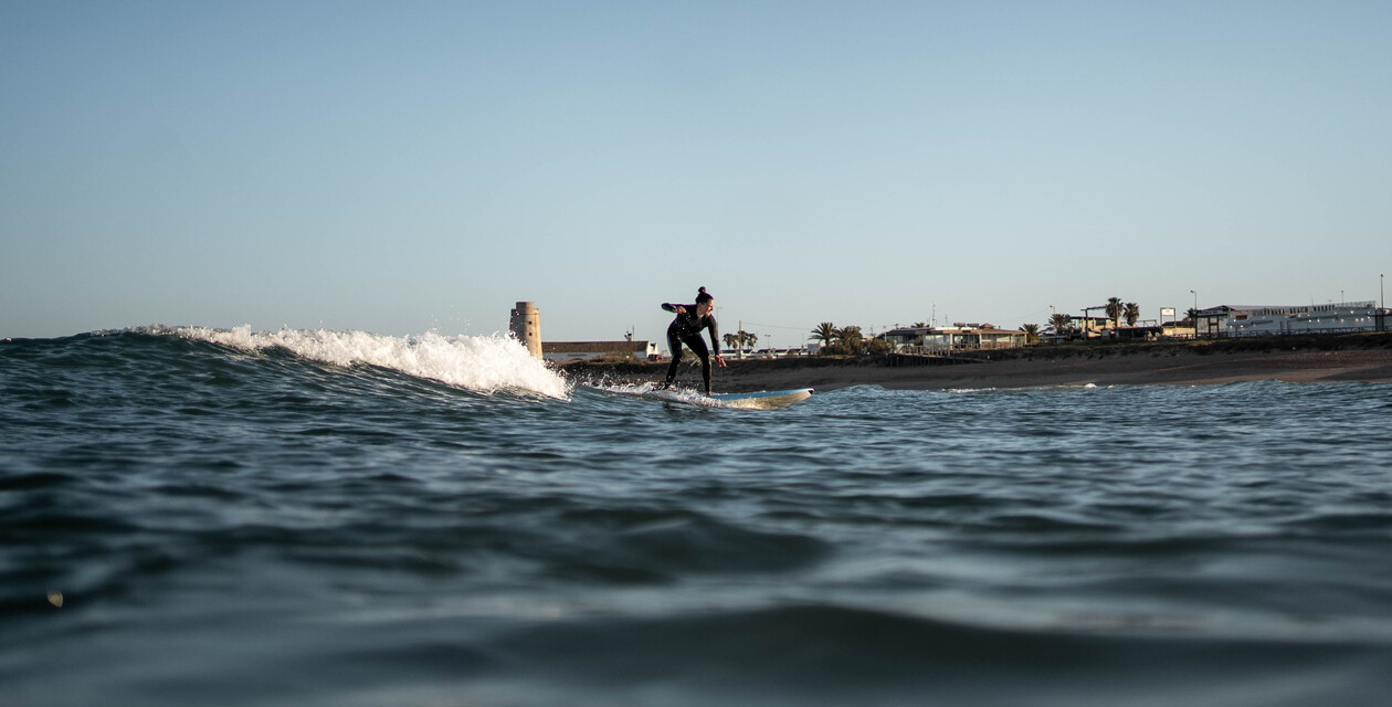 Surferin auf Welle in El Palmar