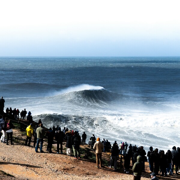 Riesenwelle in Nazaré, Portugal