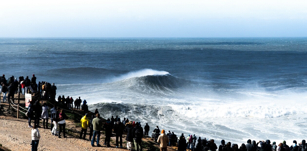Riesenwelle in Nazaré, Portugal