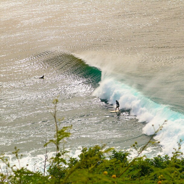 Surfer reitet eine Meerwelle über eine rekordverdächtige Distanz