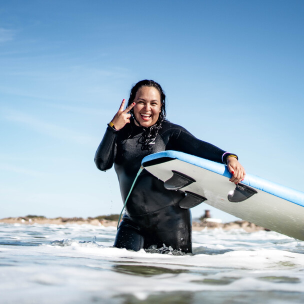 Mädchen feiert ihre erste Turtle Roll im Weißwasser