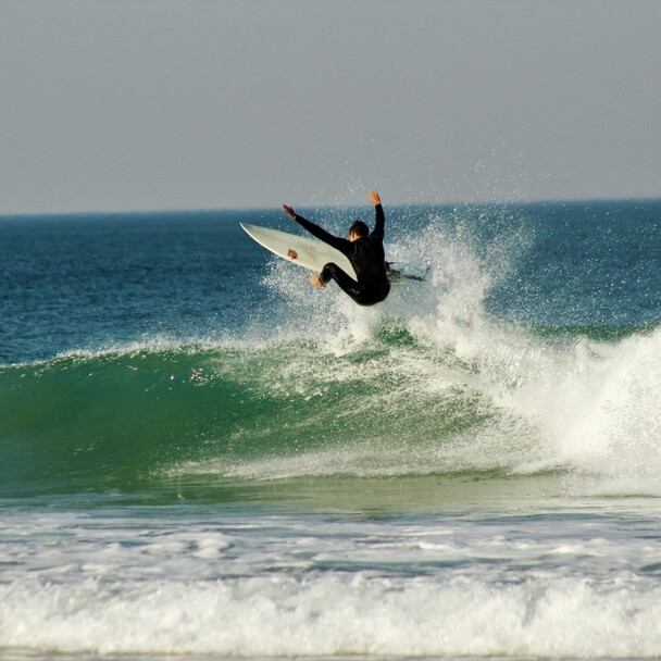 Shortboard-Surfer stürzt von der Welle an einem klaren Offshore-Tag