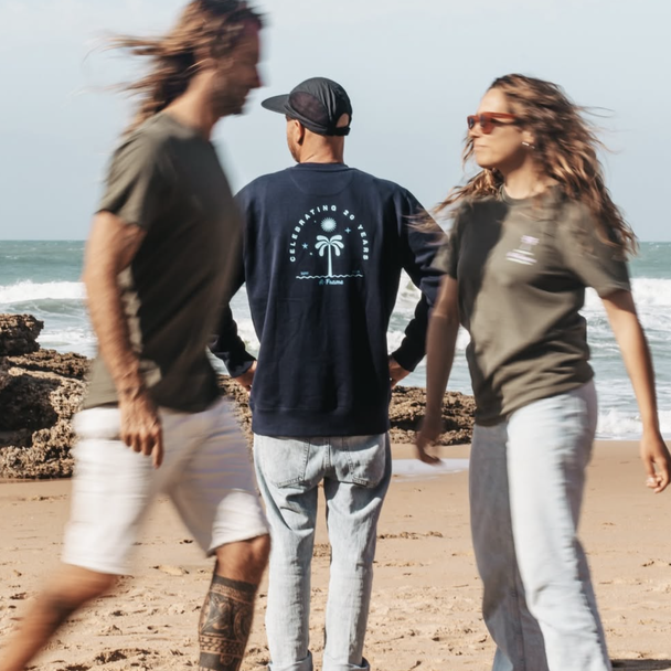 Friends of A-Frame posieren am Strand in der 20-Jahre-Jubiläumskollektion