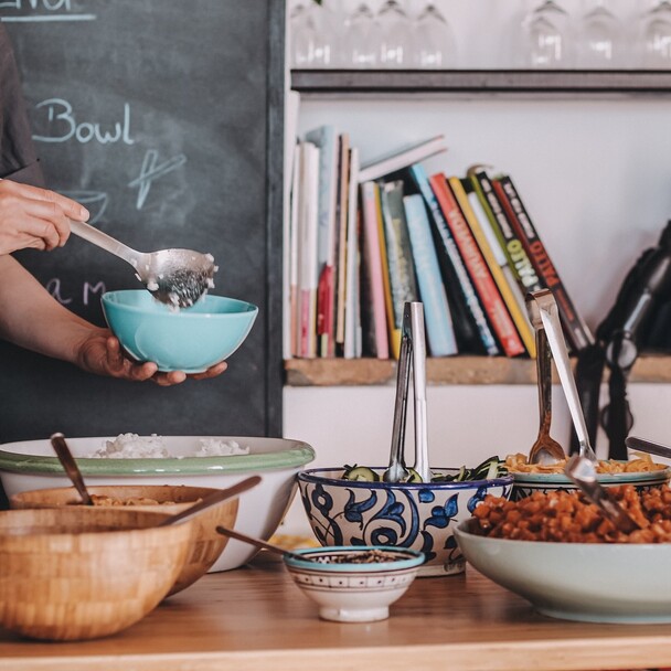 Frühstücksbuffet mit gesunden und nährstoffreichen Speisen