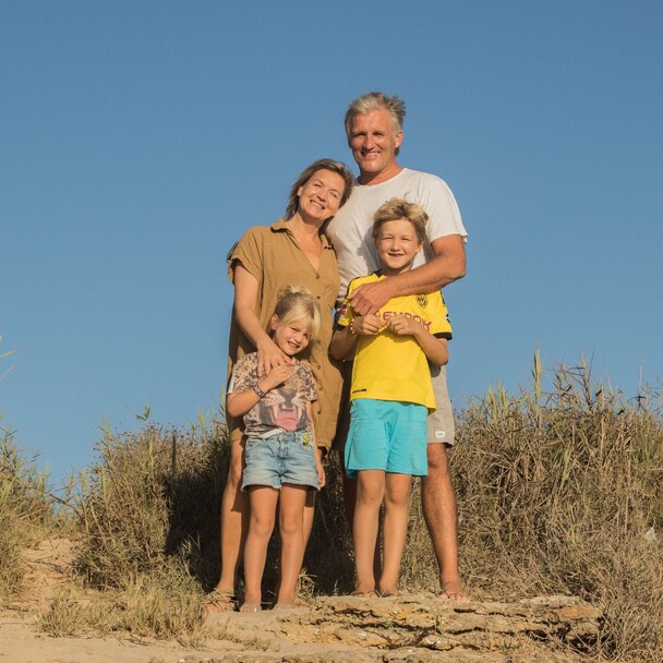 Arne, Katrin und ihre Kinder posieren auf den Sanddünen für ein Familienfoto