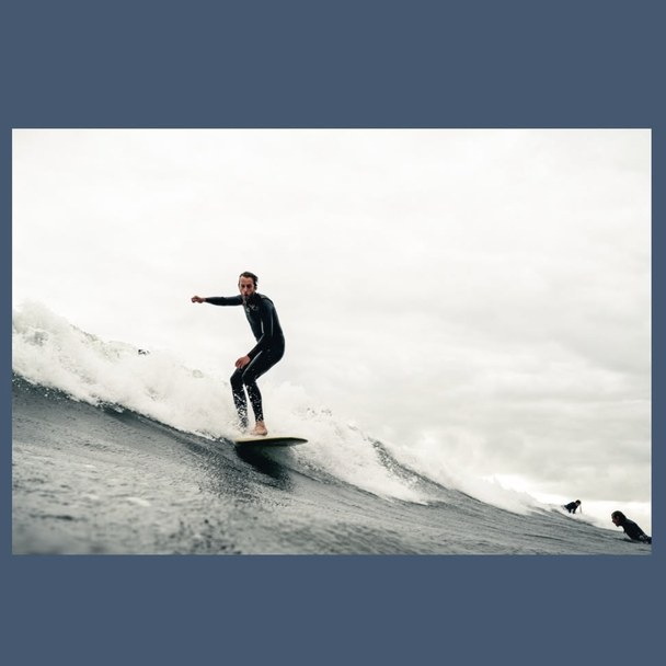 Surfer auf Mid-Length-Board reitet Rechtswelle in Richtung Kamera