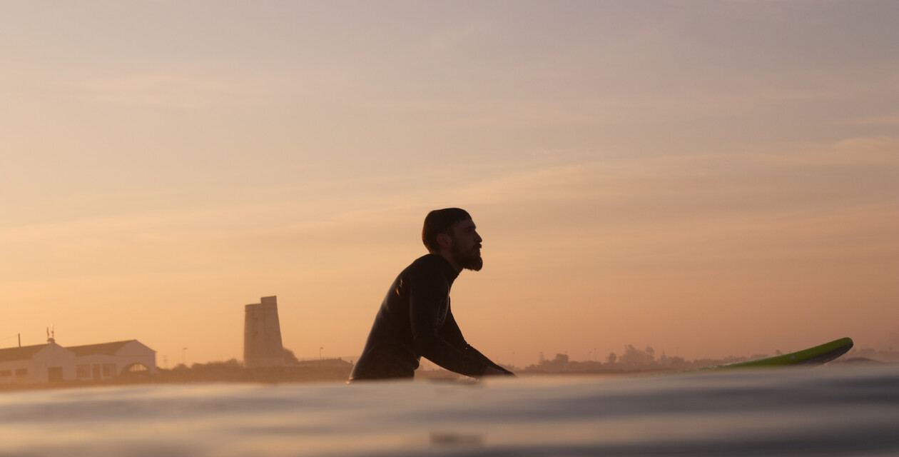 Surfen in El Palmar im Sonnenuntergang