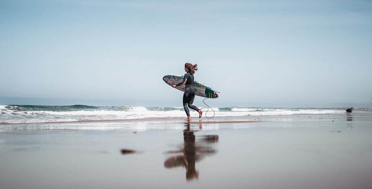 Surfer with shortboard in El Palmar