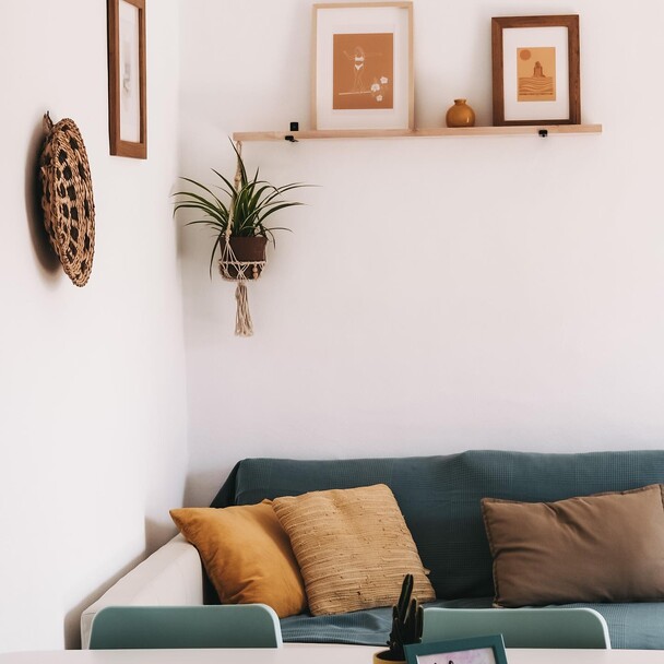 Wohnzimmer mit Couch im Surfcamp Spanien