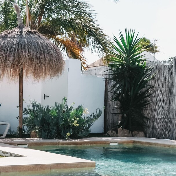 Oasis Surfcamp mit Pool in El Palmar