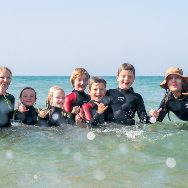 Kinder im Surfkurs für Familien