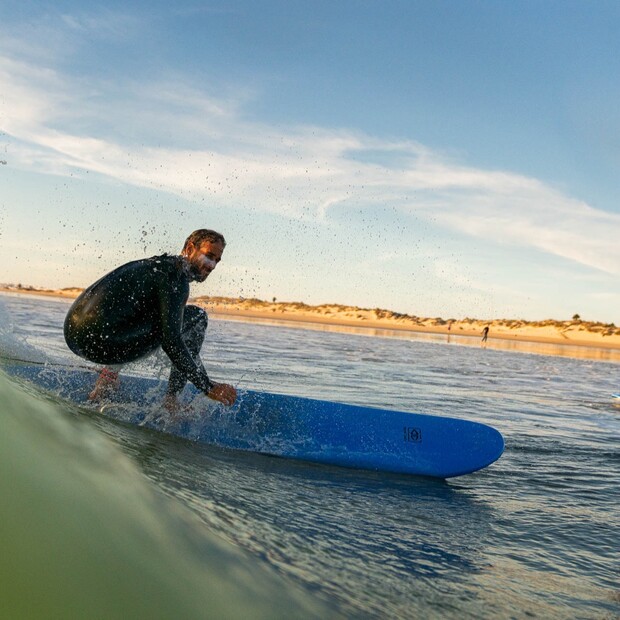 Mit Neoprenanzug Surfen