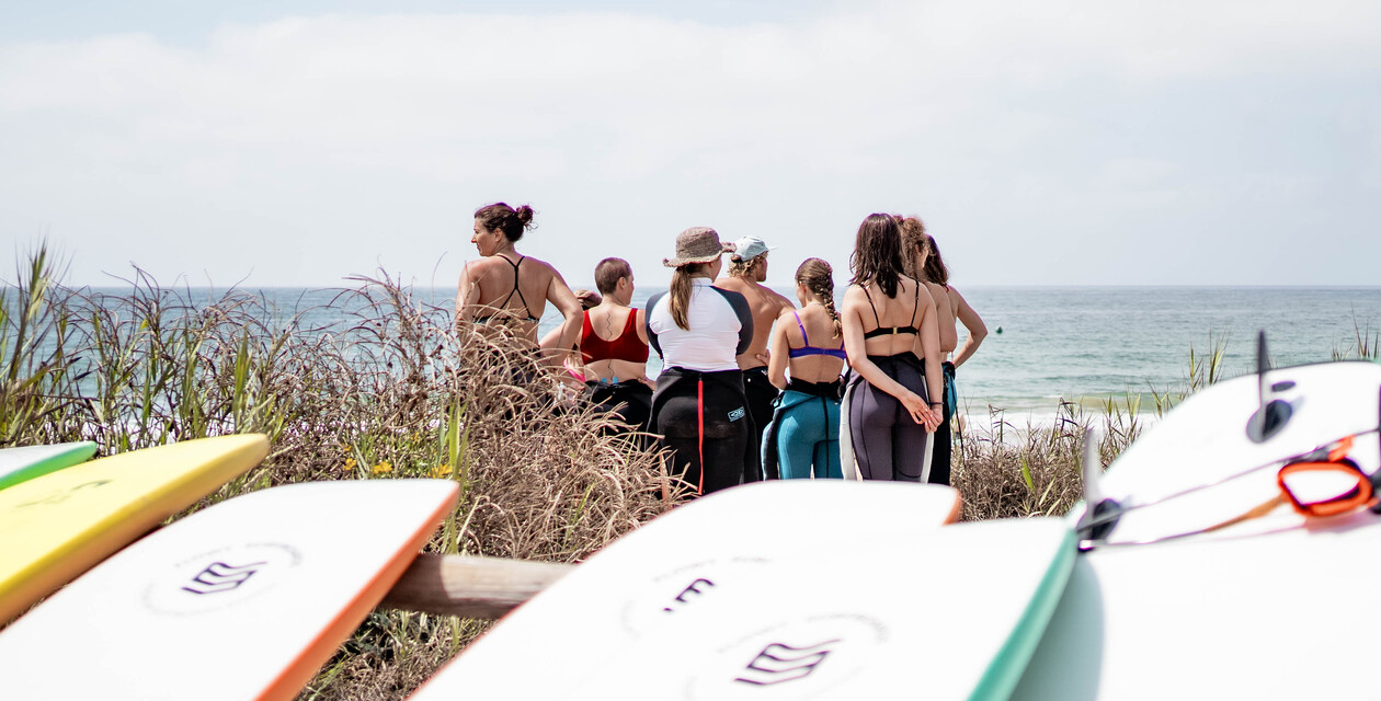 Surfbretter und Strand  Packliste für Surfurlaub