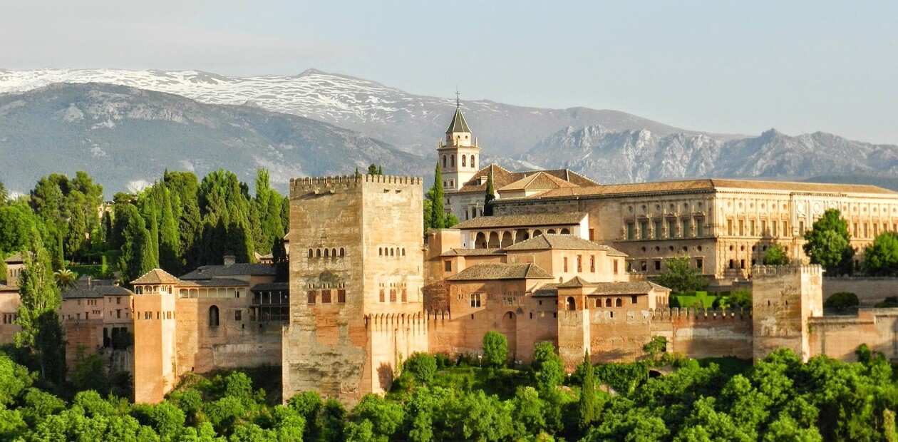 Alhambra ist eine der top Sehenswürdigkeiten in Andalusien