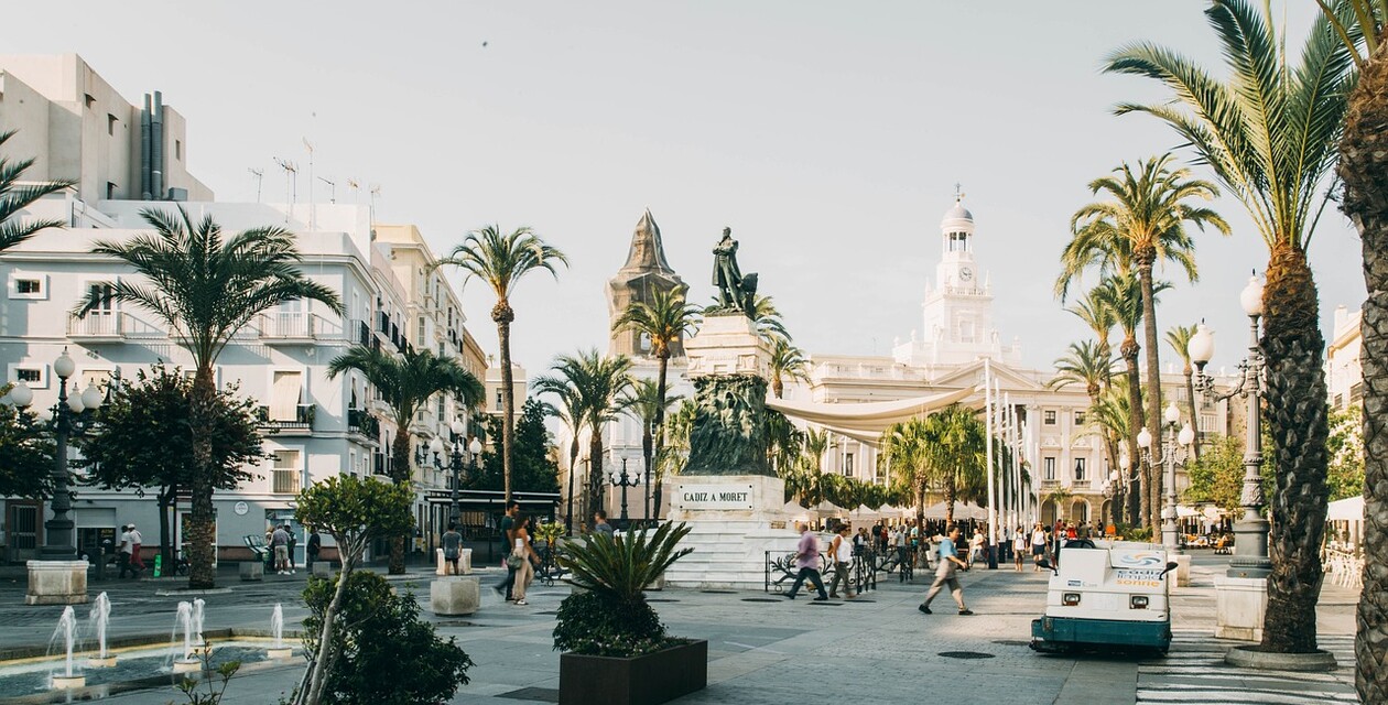 Rathaus und Palmen in Cádiz als Sehenswürdigkeiten in Andalusien